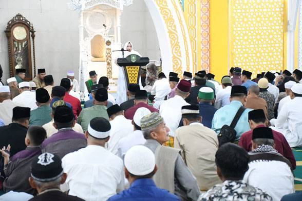 Bupati Kasmarni Shalat Ied di Masjid Besar Arafah Duri