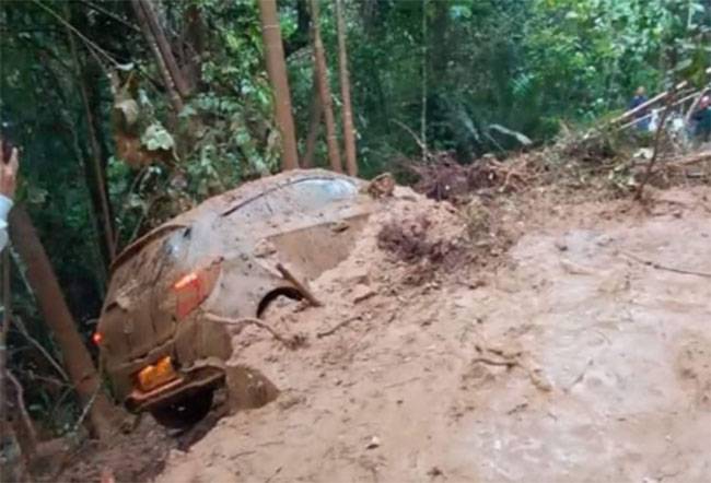 Longsor di Ulu Aia Kelok 9, Mobil Warga Kampar Tertimpa Material Longsor
