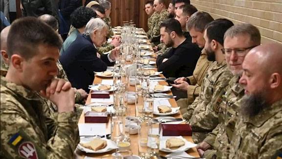 Presiden Ukraina Zelensky Buka Puasa Bersama Para Prajuritnya
