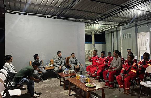 Bakamla RI Serahkan ABK Korban Kapal Tenggelam Kepada Keluarga