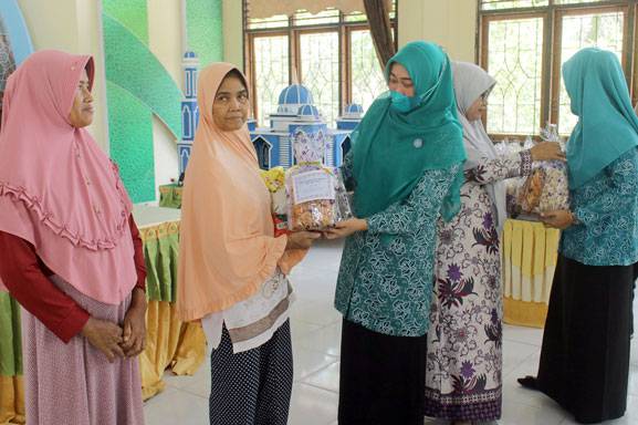 TP PKK dan Dekranasda Kabupaten Siak Salurkan 90 Paket Lebaran ke 3 Kecamatan