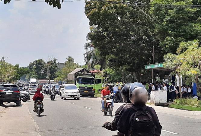 Bikin Macet! Truck Seukuran Tronton Saban Hari 'Mangkal' di Depan SMPN 9 Pekanbaru
