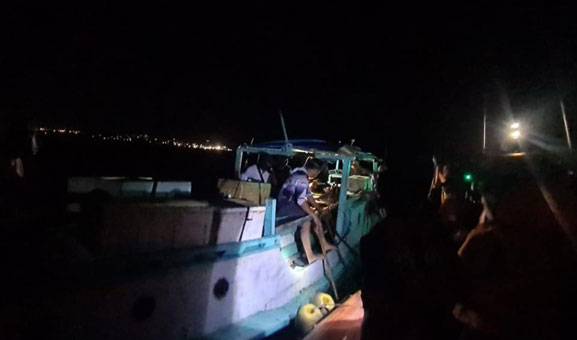 Stasiun Bakamla Kupang Selamatkan Korban Kecelakaan Kapal Ikan yang Alami Kebocoran