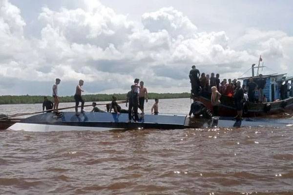 Evakuasi Korban Kapal SB Evelyn Calisca 01 Tenggelam di Perairan Kateman, 23 Selamat 5 Meninggal, 4 Dalam Pencarian