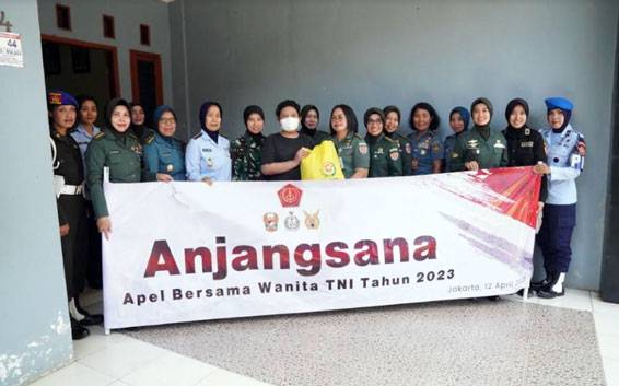 Anjangsana Wujud Perhatian Wanita TNI