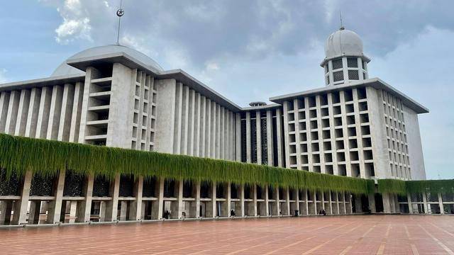 Pengurus Masjid Istiqlal Temukan 50 Barcode QRIS Palsu Tertempel di Kotak Amal