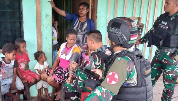 Satgas Pamtas Kewilayahan Yonif Raider 200/BN Berikan Layanan Pengobatan Bagi Masyarakat Papua