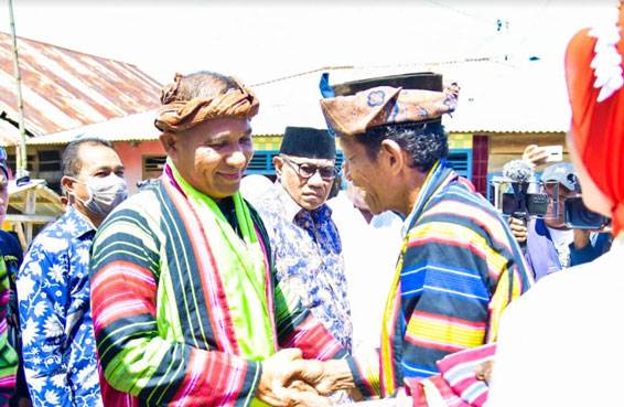 Dukung Pelestarian Budaya Daerah, Danlantamal IX Menjadi Tamu Kehormatan Tradisi Antar Dulang di Piru