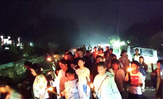 Membawa Ratusan Obor, Umat Kristiani di Rokan Hulu Peringati Hari Paskah