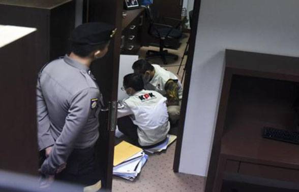 Pasca OTT, KPK Geledah Ruang Kerja Bupati Adil dan Rumdis Kepala BPKAD Meranti