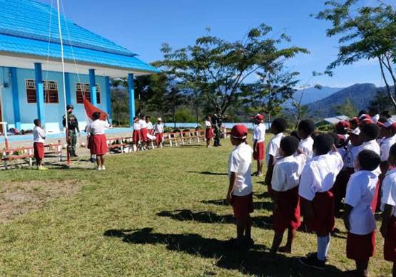 Keceriaan Siswa SDN Kelila Bersama Satgas Yonif  Raider 142/KJ Gelar Upacara Bendera