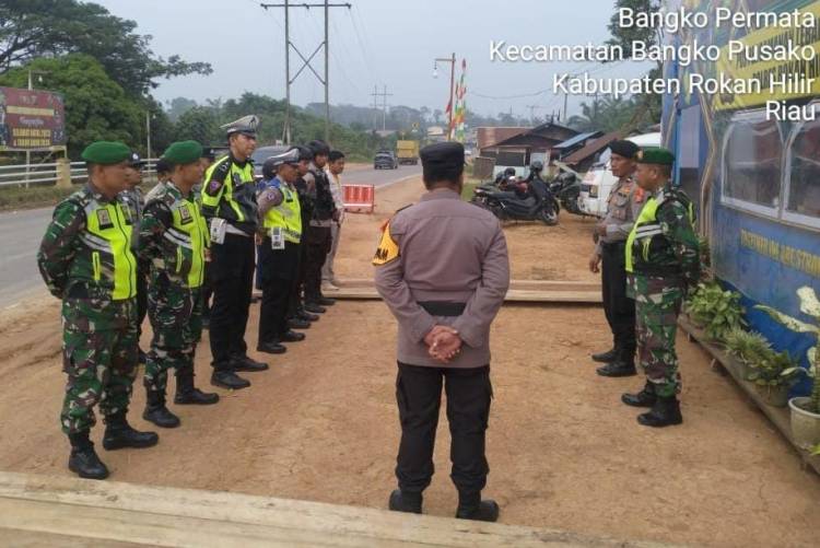 PAM Idul Fitri 1445 H, Empat Babinsa Koramil 0321-05/RM Sinergi Polres Rohil Patroli Monitoring di Jalan Lintas Riau-Sumut Bangko Pusako