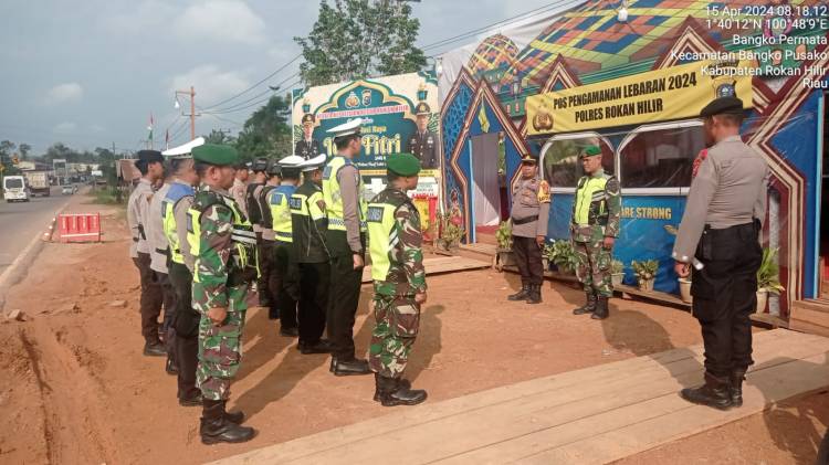 Pantau Arus Balik Lebaran 1445 H, Babinsa 0321-05/RM Bersama Polri Berikan  Kenyamanan Kepada Pemudik