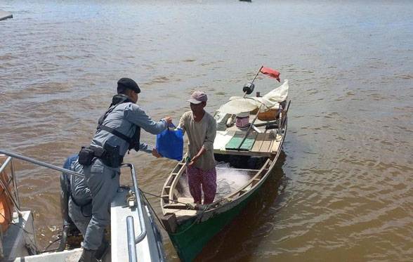 Jelang Lebaran, Stasiun Bakamla Sambas Bagikan Paket Sembako kepada Nelayan di Laut