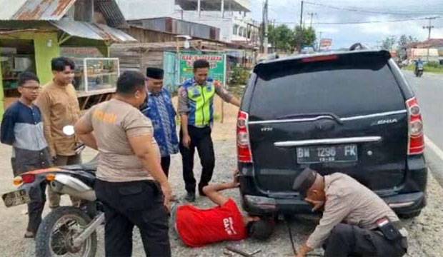 Aksi Personel Pos Pelayanan Sigap Bantu Pemudik saat Ban Mobil Pecah di Jalimtim