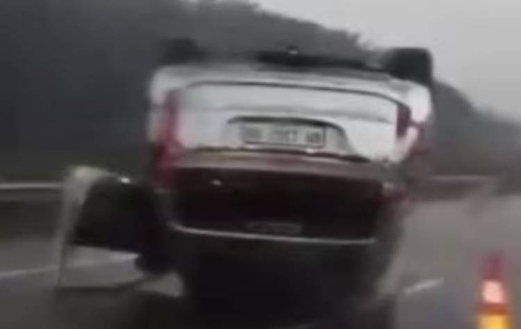 Pajero Silver Terbalik di Tol Permai