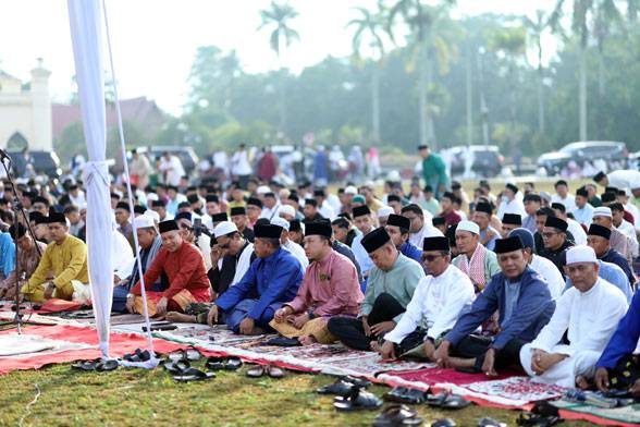 Ketua DPRD Siak Laksanakan Sholat Id di Lapangan Istana Siak