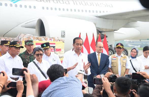 Panglima TNI Dampingi Presiden RI Berangkatkan Bantuan Kemanusiaan Untuk Mesir Dan Sudan