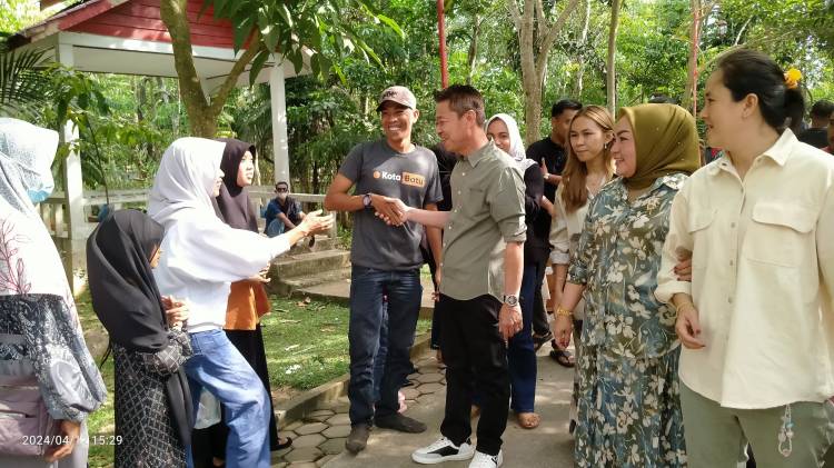 Rayakan Idul Fitri, Bupati Rohil Bersama Keluarga Kunjungi Taman Hutan Kota Bagansiapiapi