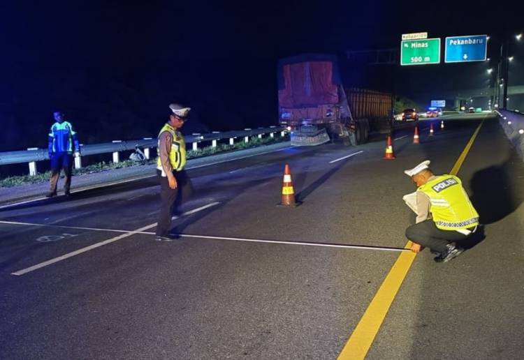 Hilux Seruduk Truk Tronton di Tol Permai, Tiga Tewas