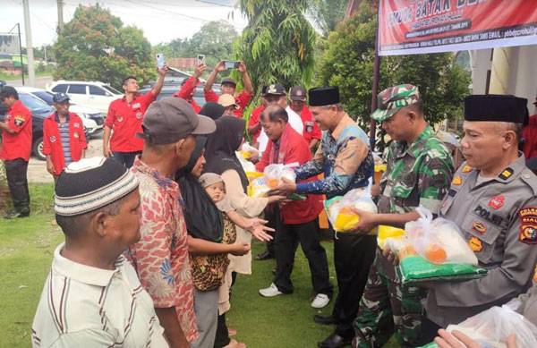 Serunya Pemuda Batak Bersatu Bagikan 32 Sembako dan 500 Takjil Gratis di Rokan Hulu, Riau