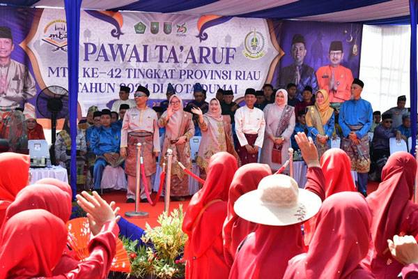 Bupati Kasmarni dan 2500 Warga Bengkalis Ikuti Pawai Ta'aruf MTQ Riau di Dumai