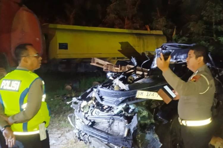 Honda CRV Tabrak Ekor Truk Tronton di Tol Permai, Tiga  Meninggal