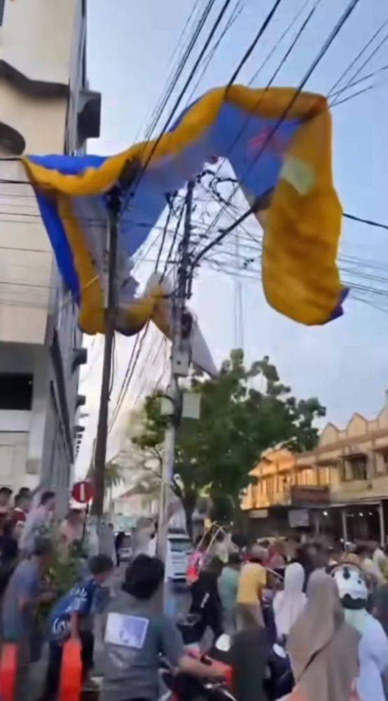 Patroli Udara dengan Paramotor, Kasat Lantas Polres Kuansing dan Kapolsek Kuantan Mudik Terjatuh Usai Membentur Tiang Listrik