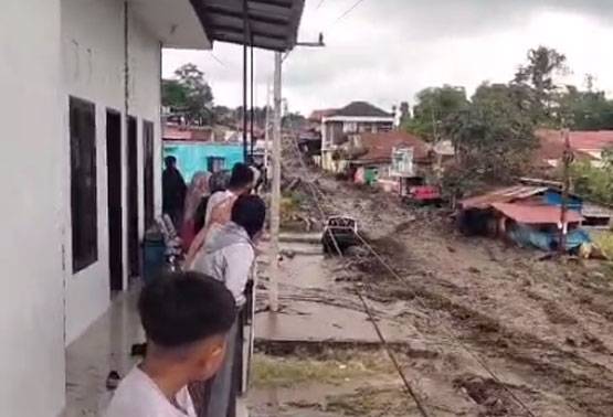 Banjir Lahar Dingin Gunung Marapi Putuskan Jalan Lintas Bukittinggi-Padang