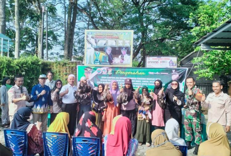 Sebanyak 237 Warga Desa Tanah Merah Terima Bantuan Ayam Kampung Asli