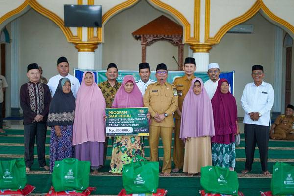 Distribusi Zakat Pola Konsumtif di Sungai Apit, Arfan Usman Bagikan Paket Sembako