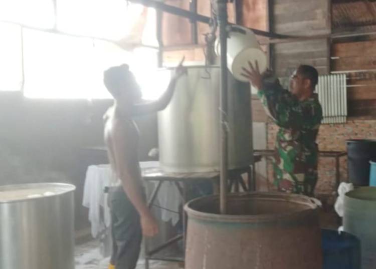 Dampingi Pelaku UMKM, Anggota Koramil  0321-05/RM Tinjau Pembuat Tahu di Bangko Lestari