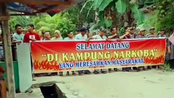 Woow Seram!! Masyarakat Rohil Pasang Spanduk Bertuliskan "Selamat Datang di Kampung Narkoba"