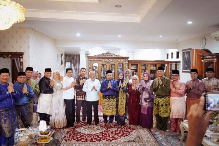 Abdul Wahid Tutup Kunjungan Idul Fitri 1446 H ke Kediaman Wan Abubakar
