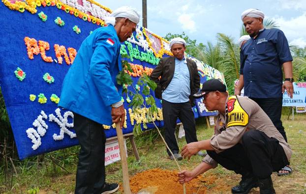 Kapolres Inhu Tanam Pohon Di Majelis Zikir TNAJ