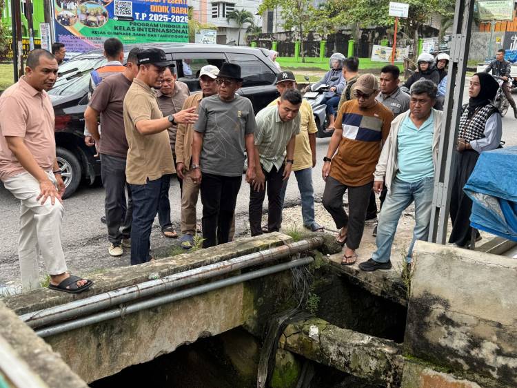 Tinjau Lokasi Jalan Amblas, Wako Pekanbaru Pastikan Perbaikan Segera Dilakukan