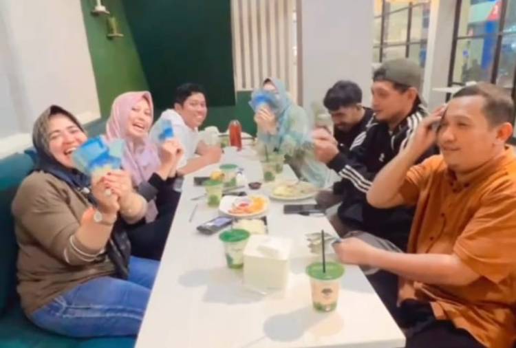Foto Oknum Pejabat Inhil Pamer Uang Beredar di Medsos, Publik Desak Klarifikasi