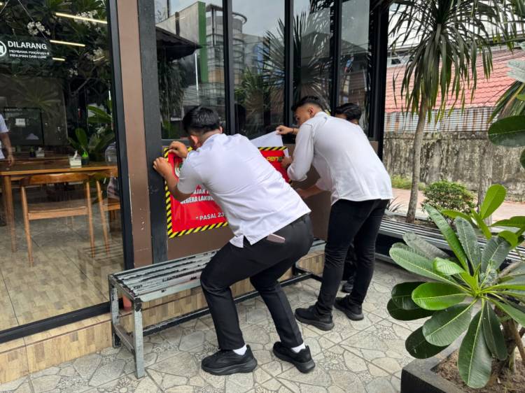 Bapenda Pekanbaru Segel Sementara Objek Pajak di Jalan Riau