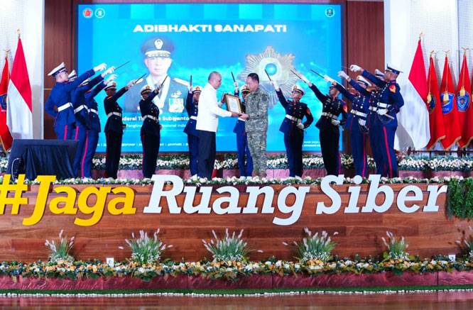 Panglima TNI Terima Penghargaan Adhibhakti Sanapati dan Berikan Ceramah Umum di BSSN
