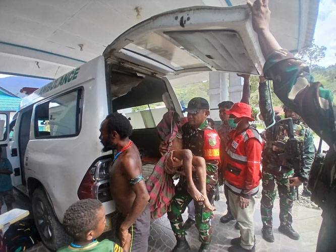 Aparat Gabungan TNI Bersama RSUD Mulia dan PMI Kab Puncak Jaya Evakuasi Pengungsi Korban Penembakan KKB di Distrik Sinak