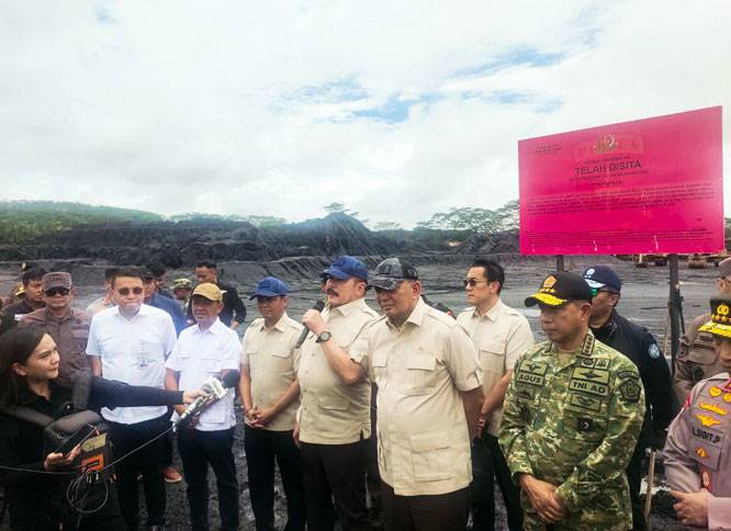 Panglima TNI Dampingi Menhan RI Tinjau Penertiban Lahan Tambang  di Kalteng
