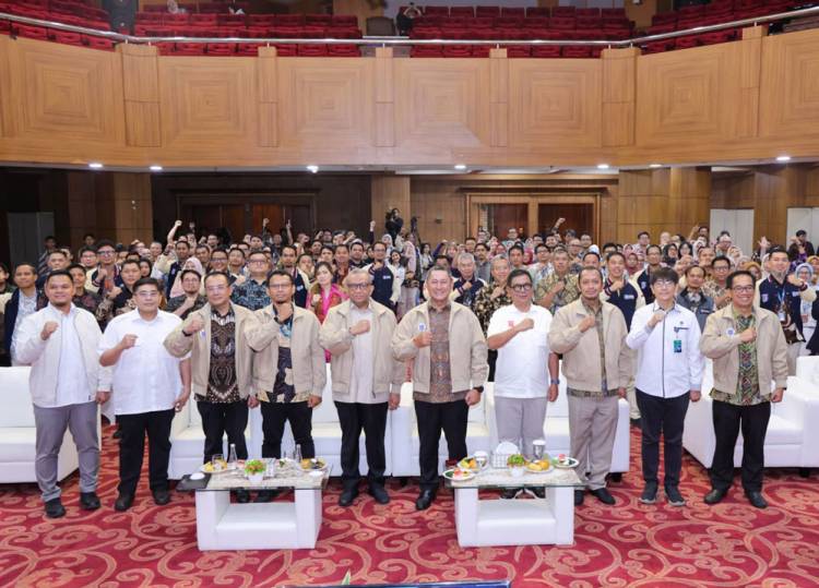 Wamenaker: Dunia Kerja Tak Hanya Lihat Ijazah, tapi juga Kompetensi