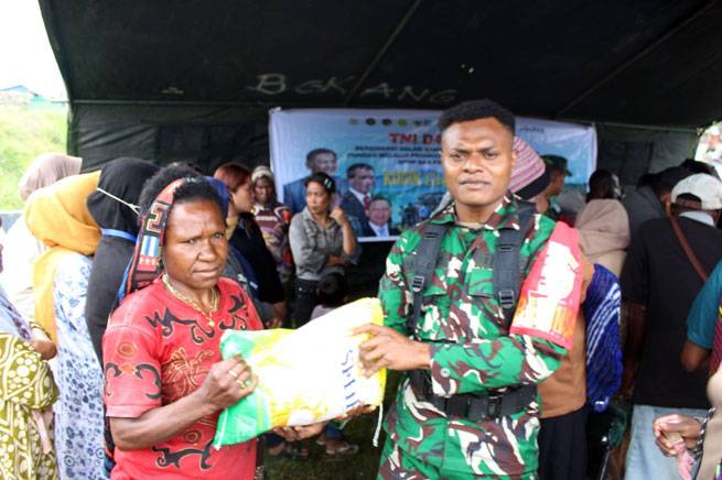 TNI dan Bulog Bersinergi, Hadirkan Program Pangan Murah di Puncak Jaya