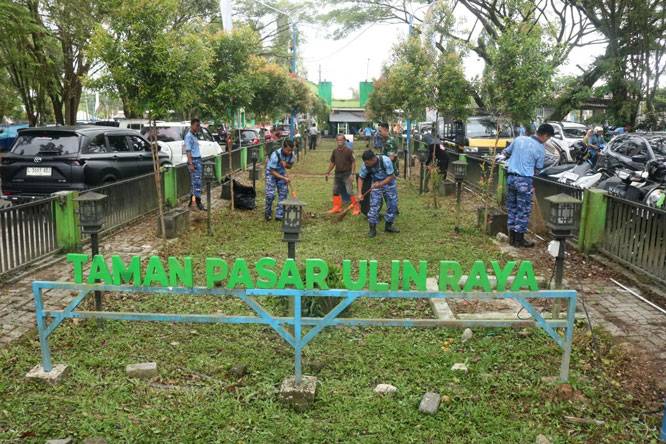 Sinergi TNI-Polri dan Masyarakat Peringati HUT ke-80 TNI AU, Lanud Sjamsudin Noor Gelar Karya Bakti di Pasar Ulin Raya Banjarbaru