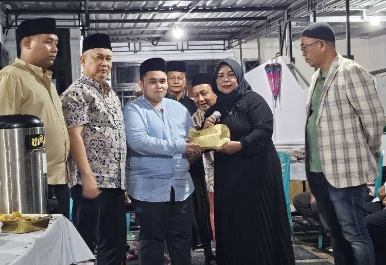 PWI Serahkan Uang Duka kepada Keluarga Almarhum Zulmansyah Sekedang