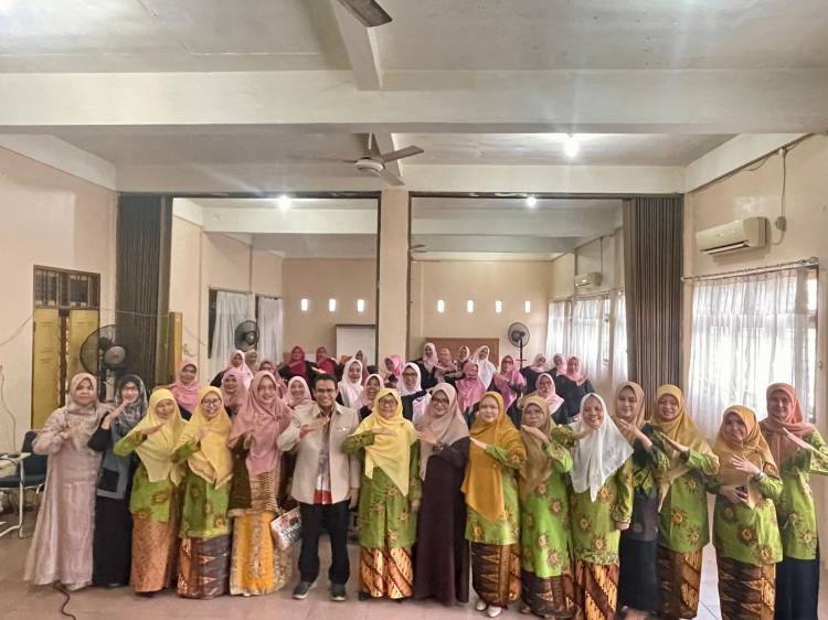 Wisuda Sekolah Wirausaha Aisyiyah Riau, Hendry Munief Sebut Perempuan Berpotensi Gerakkan UMKM