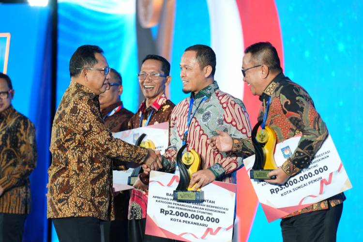 Berhasil Tekan Kemiskinan dan Stunting, Wali Kota Agung Terima Penghargaan