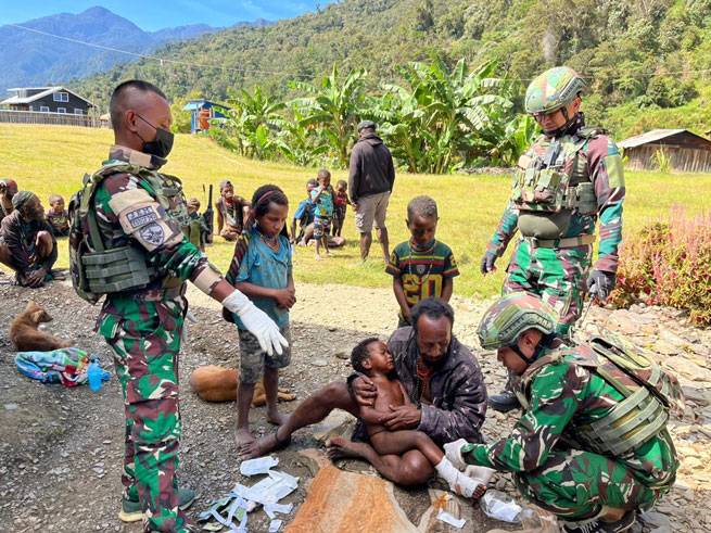 TNI Bantu Evakuasi Tiga Warga Distrik Sinak Terluka Akibat Penembakan OPM