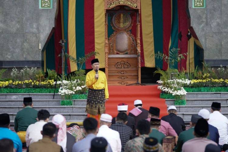Sebelum Pelaksanaan Sholat Id, Gubernur Riau Serahkan Hadiah Lomba Lampu Colok