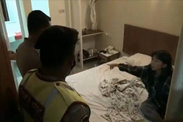 Sedang Menikmati Tindihan Pendeta, Anggota Polwan Tanpa Busana Panik Saat Digrebek Brimob